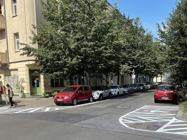 Selbst aufgemalte Fußgänger-Schraffierungen an Straßenkreuzung im Berliner Bezirk Pankow.
