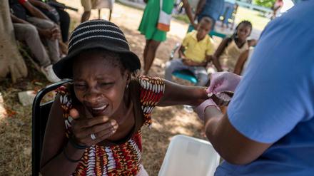 Eine Frau in einem Krankenhaus in Haiti.
