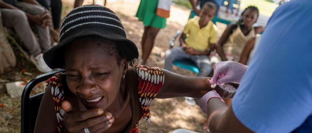Eine Frau in einem Krankenhaus in Haiti.