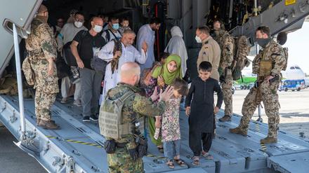 Evakuierte aus Kabul nach der Landung in Taschkent an Bord einer Bundeswehr-Maschine 