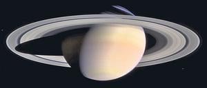 Die Raumsonde Cassini schickte Aufnahmen vom Ringplanet Saturn und seinen Monden.
