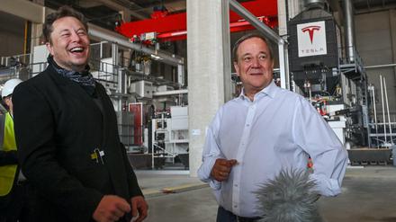 Elon Musk und Armin Laschet hatten augenscheinlich Spaß in der Giga-Fabrik.