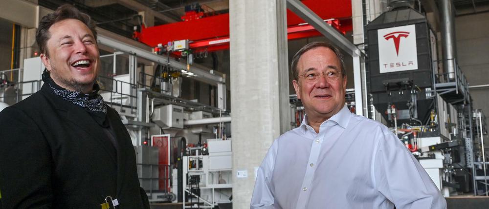 Elon Musk und Armin Laschet hatten augenscheinlich Spaß in der Giga-Fabrik.