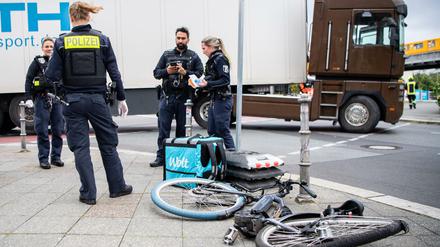 17. August 2021, Mehringdamm Ecke Tempelhofer Ufer. Sieben Wochen nach dem Unfall von Marcus Schoft wird ein Radlieferant schwer verletzt.