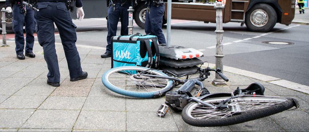 17. August 2021, Mehringdamm Ecke Tempelhofer Ufer. Sieben Wochen nach dem Unfall von Marcus Schoft wird ein Radlieferant schwer verletzt.