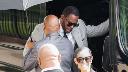 R. Kelly auf dem Weg zum Gericht.