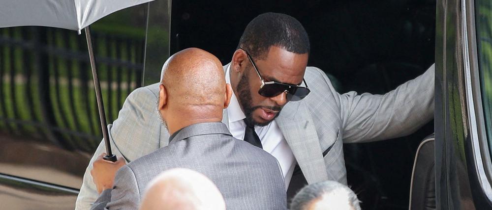 R. Kelly auf dem Weg zum Gericht.