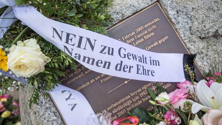 Der Fall von Maryam H. erinnert an den Tod Hatun Sürücüs, die 2005 in Berlin von ihrem Bruder erschossen wurde. An der Stelle steht heute ein Gedenkstein.