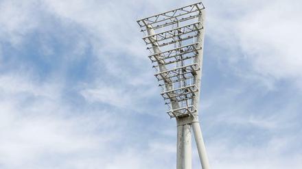Flutlicht-Mast am Jahn-Stadion.