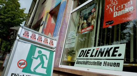 Die Reste von Farbbeutelattacken auf das Büro der Partei Die Linke im Jahr 2015 sind noch gut zu erkennen. (Archivbild)