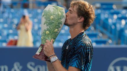 Und Kuss. Alexander Zverev mit dem Rookwood Cup nach seinem Sieg.