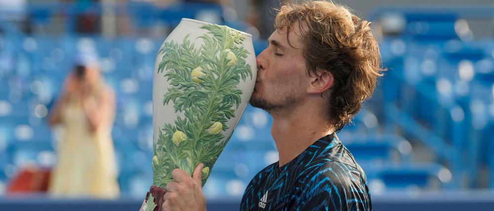Und Kuss. Alexander Zverev mit dem Rookwood Cup nach seinem Sieg. 