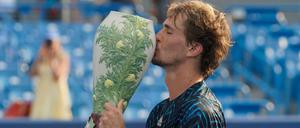 Und Kuss. Alexander Zverev mit dem Rookwood Cup nach seinem Sieg.