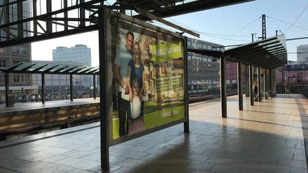 Werbeplakat für Eisenhüttenstadt am Bahnhof Berlin Alexanderplatz.