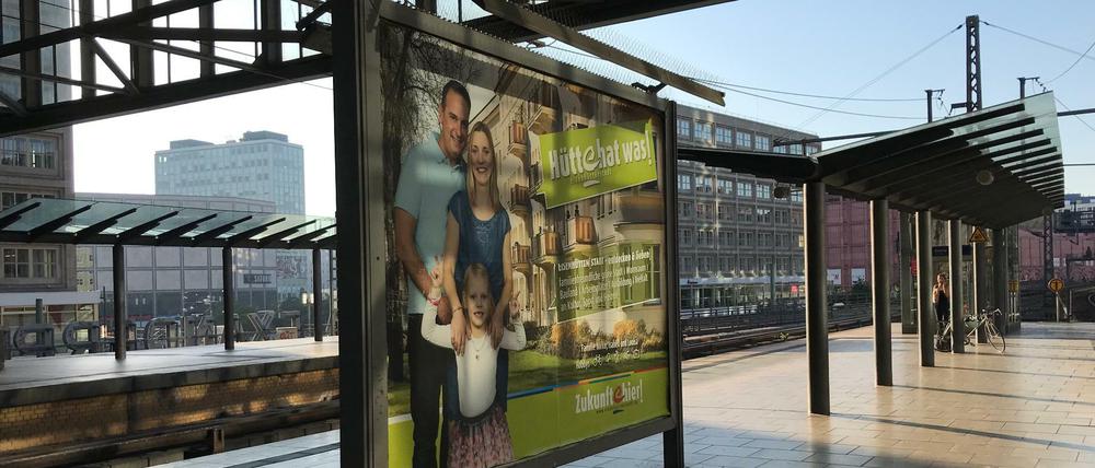 Werbeplakat für Eisenhüttenstadt am Bahnhof Berlin Alexanderplatz.