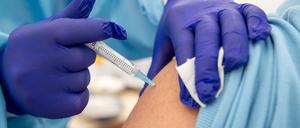 Während andere EU-Länder das Impfen von Teenagern längst empfohlen haben, hat nun auch die Ständige Impfkommission die offizielle Empfehlung für 12- bis 17-Jährige ausgesprochen. 