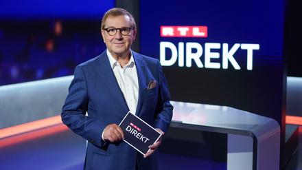Jan Hofer im Studio des Nachrichtenjournals "RTL Direkt". Der Ex-"Tagesschau"-Sprecher moderiert sachlich und unaufgeregt.