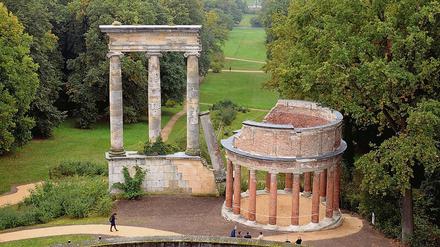 Die Ruinenstaffage mit dem Rundtempel Friedrichs des Großen 