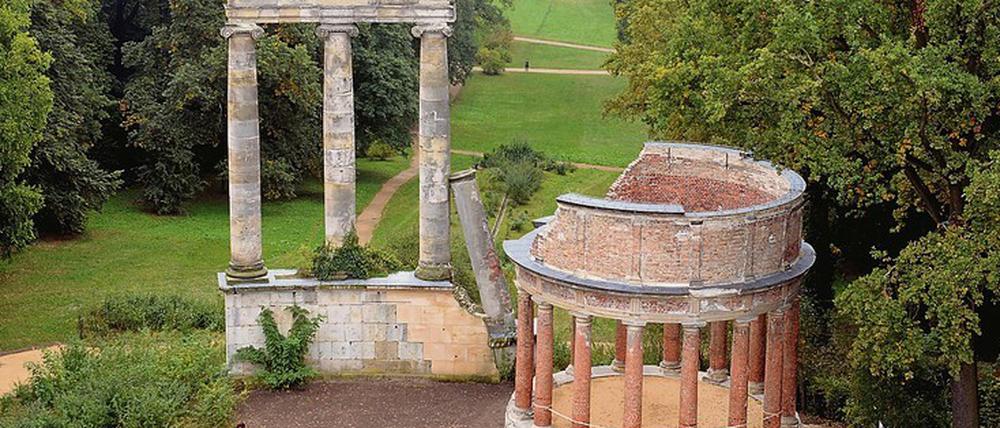 Die Ruinenstaffage mit dem Rundtempel Friedrichs des Großen