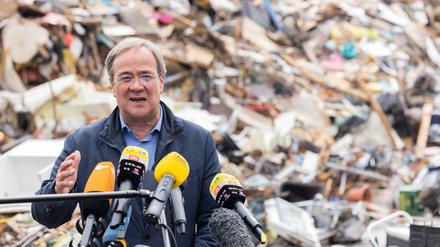 Der Ministerpräsident von Nordrhein-Westfalen, Armin Laschet, besucht das Flutgebiet.