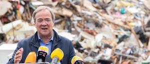 Der Ministerpräsident von Nordrhein-Westfalen, Armin Laschet, besucht das Flutgebiet. 