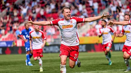 Überraschungs-Spitzenreiter Jahn Regensburg hat den FC Schalke 04 brutal blamiert.