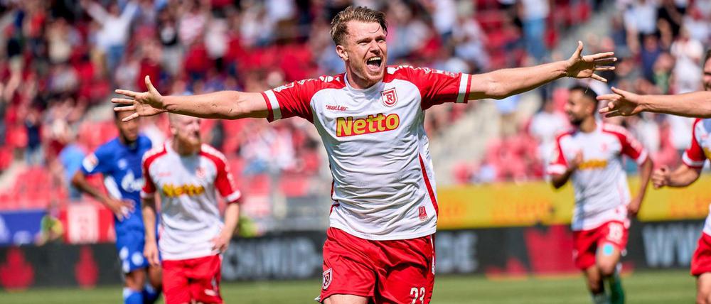 Überraschungs-Spitzenreiter Jahn Regensburg hat den FC Schalke 04 brutal blamiert.