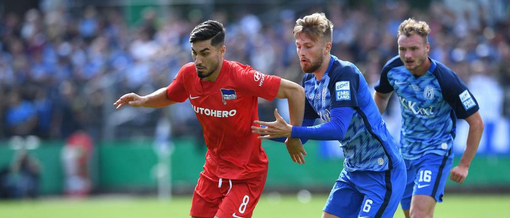 Suat Serdar (li., gegen Ole Käuper vom SV Meppen) kam von Schalke 04 zu Hertha BSC. 