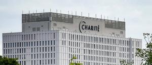 Der bekannte Charité-Bettenturm am Campus in Berlin-Mitte.