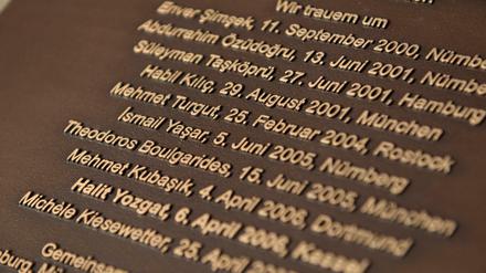 Die Toten mahnen. Zehn Menschen hat die Terrorzelle NSU ermordet. Jetzt hat der Bundesgerichtshof das Urteil gegen Beate Zschäpe bestätigt. Auf dem Foto eine Gedenktafel mit den Namen der Todesopfer