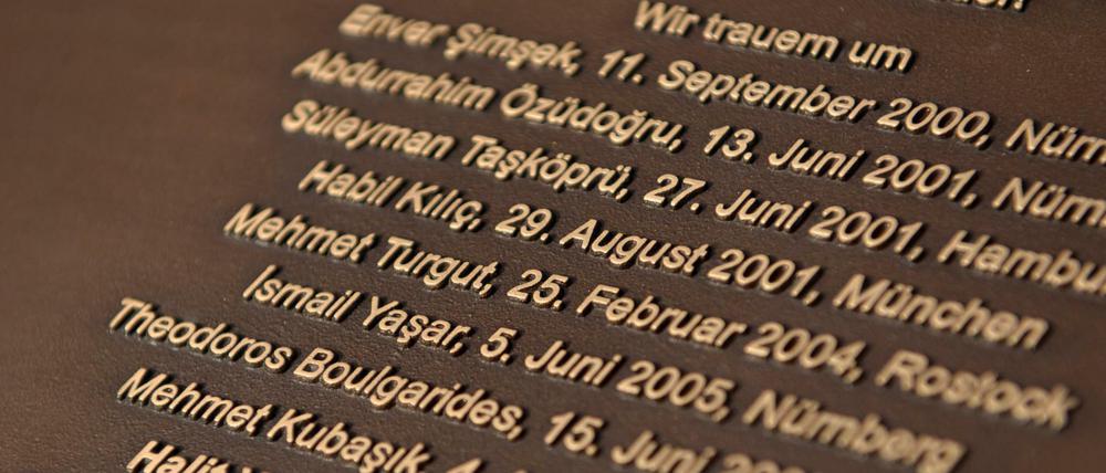 Die Toten mahnen. Zehn Menschen hat die Terrorzelle NSU ermordet. Jetzt hat der Bundesgerichtshof das Urteil gegen Beate Zschäpe bestätigt. Auf dem Foto eine Gedenktafel mit den Namen der Todesopfer