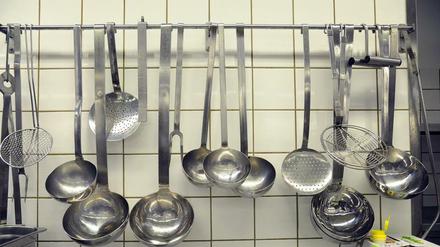 In Berliner Krankenhausküchen wird täglich Essen für Zehntausende Patienten ausgeteilt.