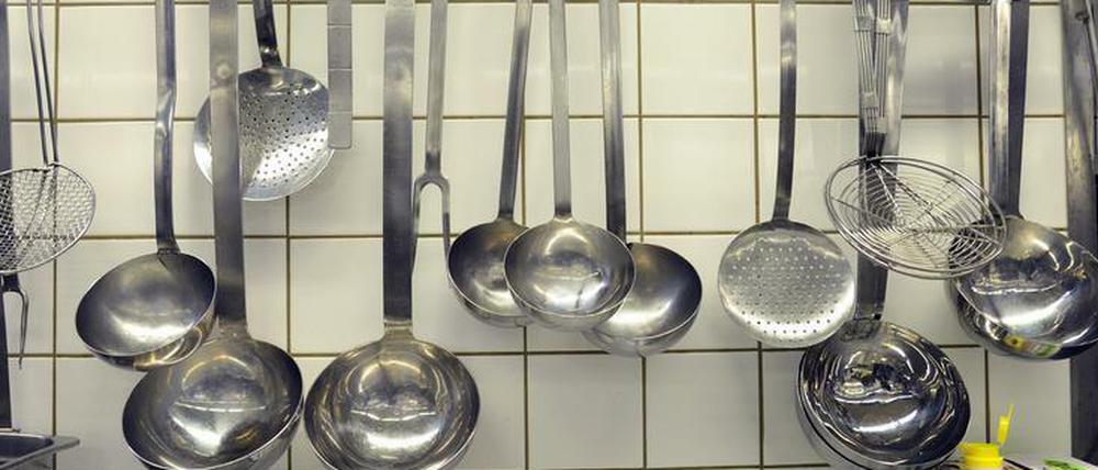 In Berliner Krankenhausküchen wird täglich Essen für Zehntausende Patienten ausgeteilt.
