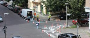 VVon einer Bürgerinitiative selbst aufgemalte Gehwegvorstreckungen in Berlin-Pankow werden durch das Ordnungsamt prompt übertüncht.
