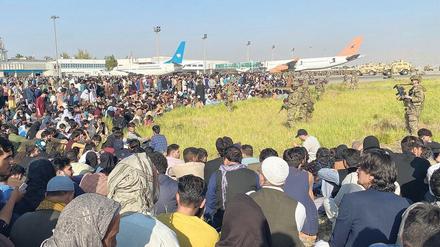 Chaos am Airport. Gerade auch viele Künstler:innen flüchten aus Afghanistan. 