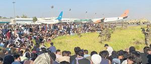 Chaos am Airport. Gerade auch viele Künstler:innen flüchten aus Afghanistan. 