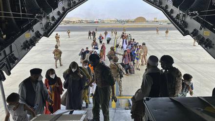 Menschen, die zur Evakuierung ein Militärflugzeug A400 der spanischen Luftwaffe auf dem Flughafen von Kabul besteigen.