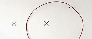 Ein roter Kreis mit zwei Scheren an der Wand: Ein Werk Monika Brandmeiers ohne Titel aus dem Jahr 1986.