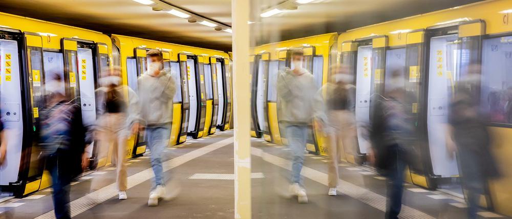 Fahrgäste steigen am U-Bahnhof Potsdamer Platz ein und aus.