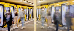 Fahrgäste steigen am U-Bahnhof Potsdamer Platz ein und aus.