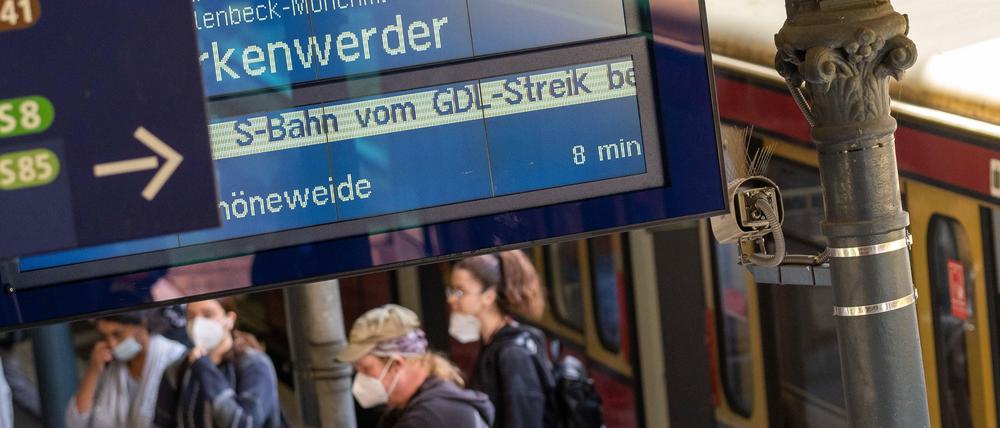 Warnstreik am 11. August 2021. So ähnlich wie hier am S-Bahnhof Schönhauser Allee könnte es ab Montag wieder aussehen.