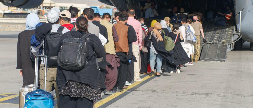 Geschafft: Diese Menschen besteigen gerade ein Evakuierungsflugzeug am Flughafen Kabul.
