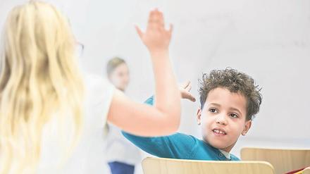 Die Fähigkeit zu verstehen, was andere Menschen denken und fühlen, entwickelt sich vor allem in der Grundschulzeit, so die Studie.