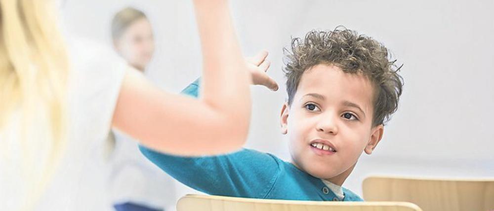 Die Fähigkeit zu verstehen, was andere Menschen denken und fühlen, entwickelt sich vor allem in der Grundschulzeit, so die Studie.