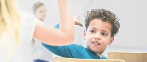 Die Fähigkeit zu verstehen, was andere Menschen denken und fühlen, entwickelt sich vor allem in der Grundschulzeit, so die Studie.
