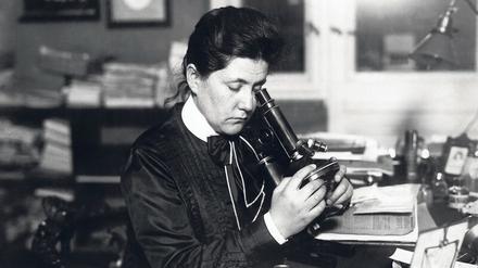 In ihrem Arbeitszimmer im Krankenhaus Moabit arbeitet Lydia Rabinowitsch-Kempner an einem Mikroskop.