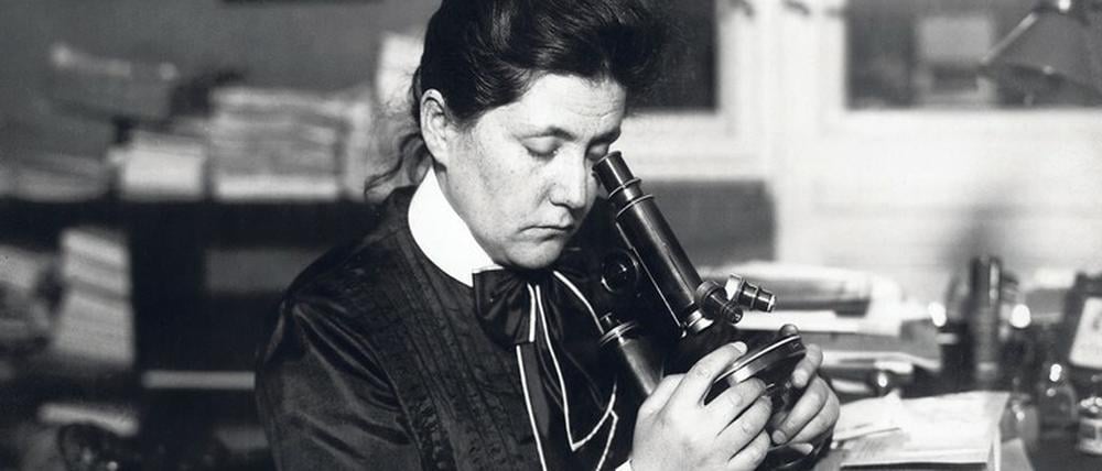 In ihrem Arbeitszimmer im Krankenhaus Moabit arbeitet Lydia Rabinowitsch-Kempner an einem Mikroskop.