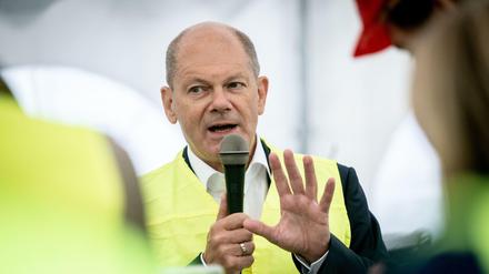 Olaf Scholz (SPD) spricht bei einem Besuch des Zementwerks Cemex AG in Rüdersdorf.