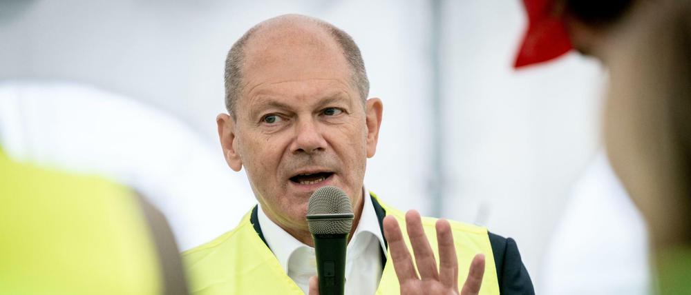 Olaf Scholz (SPD) spricht bei einem Besuch des Zementwerks Cemex AG in Rüdersdorf.