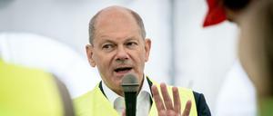 Olaf Scholz (SPD) spricht bei einem Besuch des Zementwerks Cemex AG in Rüdersdorf.